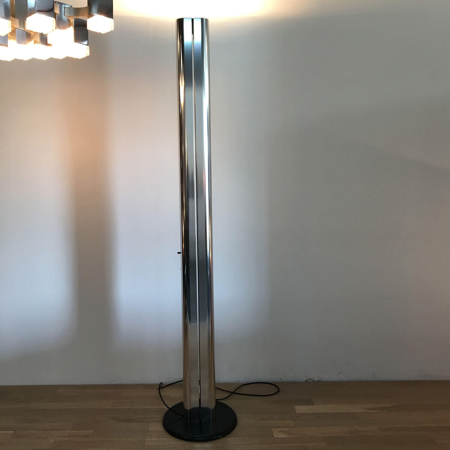 Artemide Торшер Megaron от Artemide — в интерьере
