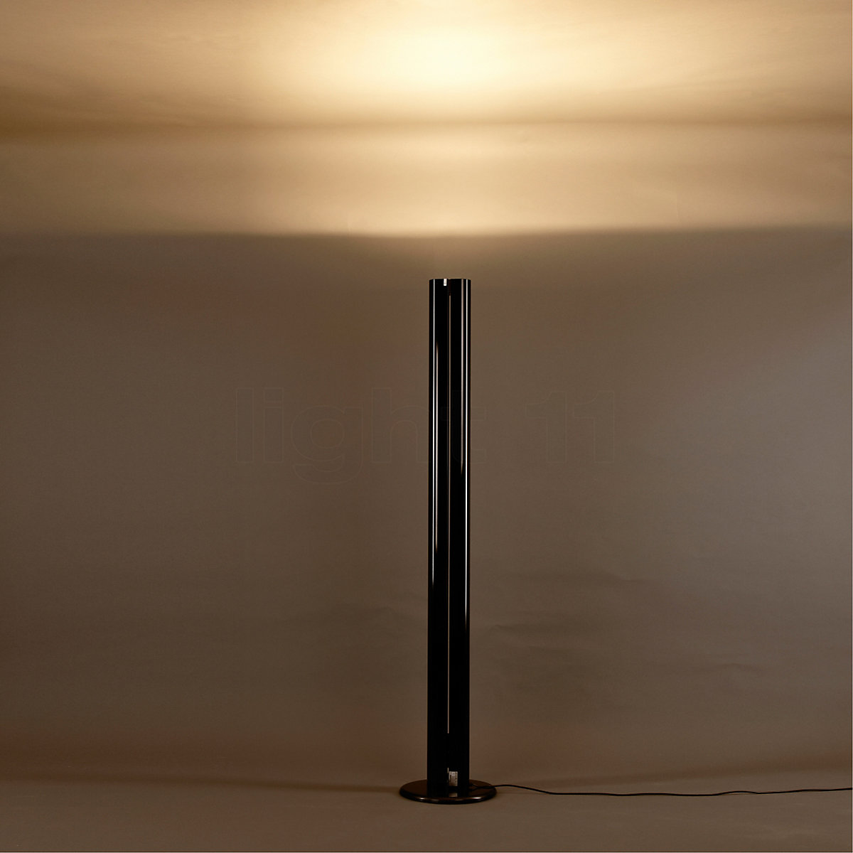 Artemide Торшер Megaron от Artemide — в интерьере