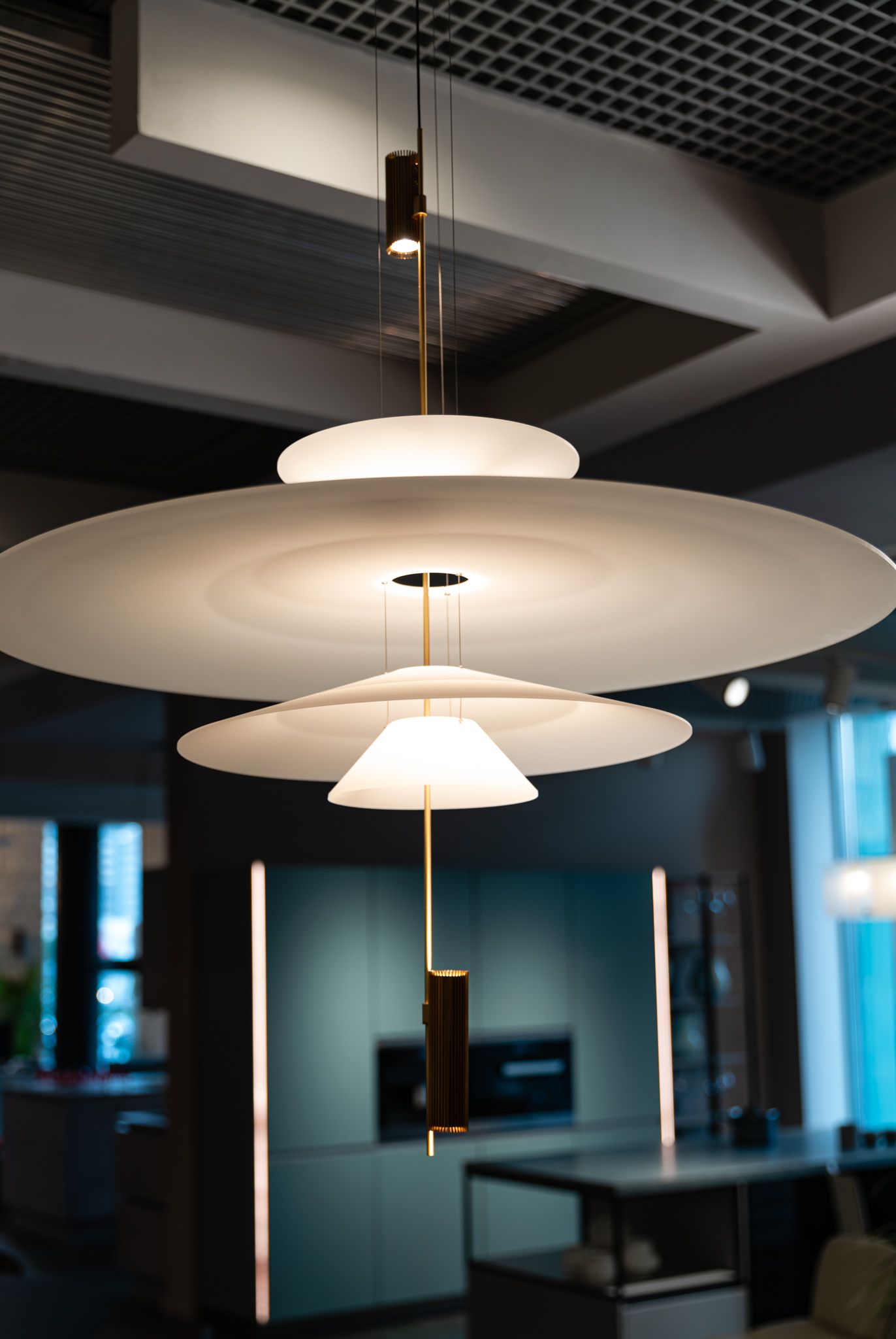 Vibia Люстра Flamingo 1550 Gold от Vibia — в интерьере