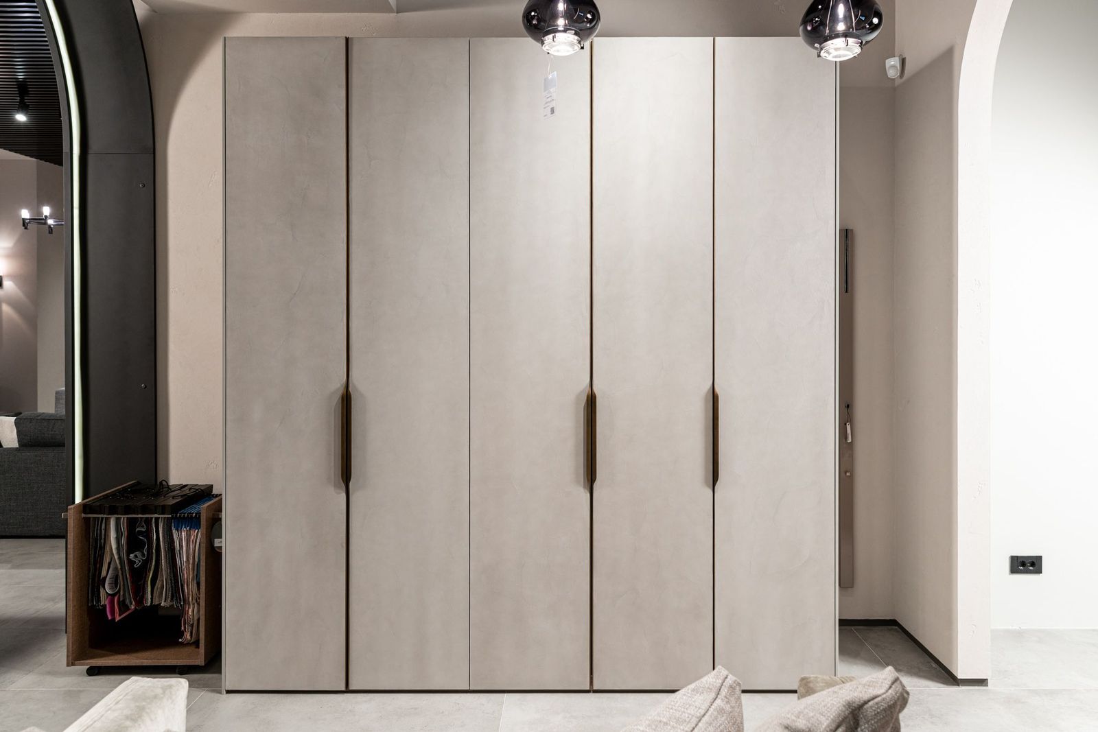 Flou Шкаф Velasca Cemento от Flou — в интерьере
