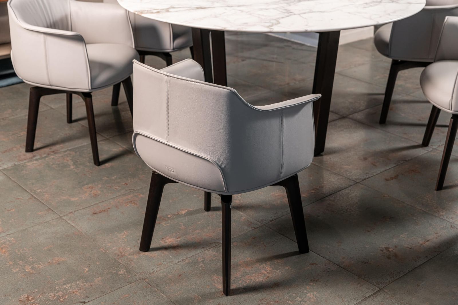 Poltrona Frau Стул Archibald Swivel Topo от Poltrona Frau — в интерьере