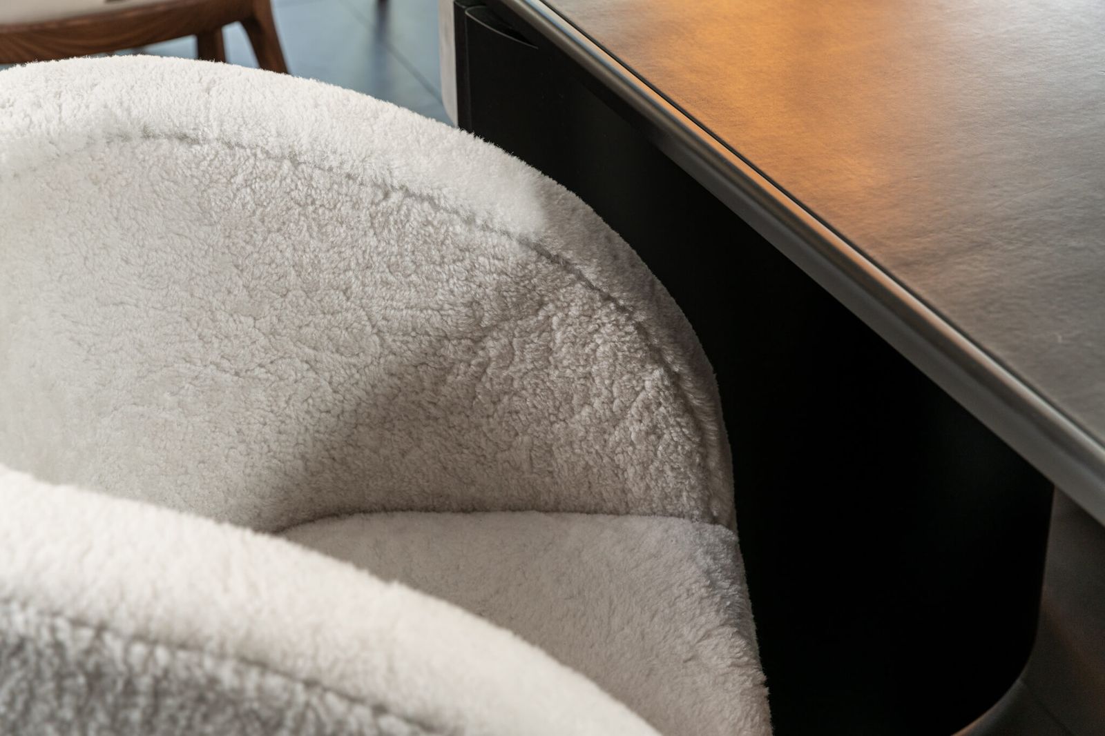 Baxter Кресло Lazy Bones Lounge natural mouton от Baxter — в интерьере