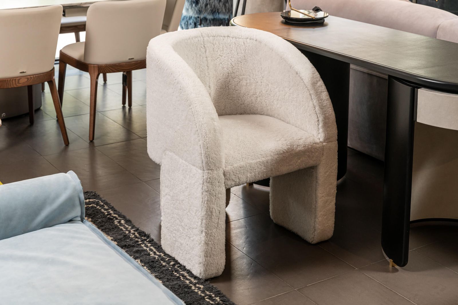 Baxter Кресло Lazy Bones Lounge natural mouton от Baxter — в интерьере