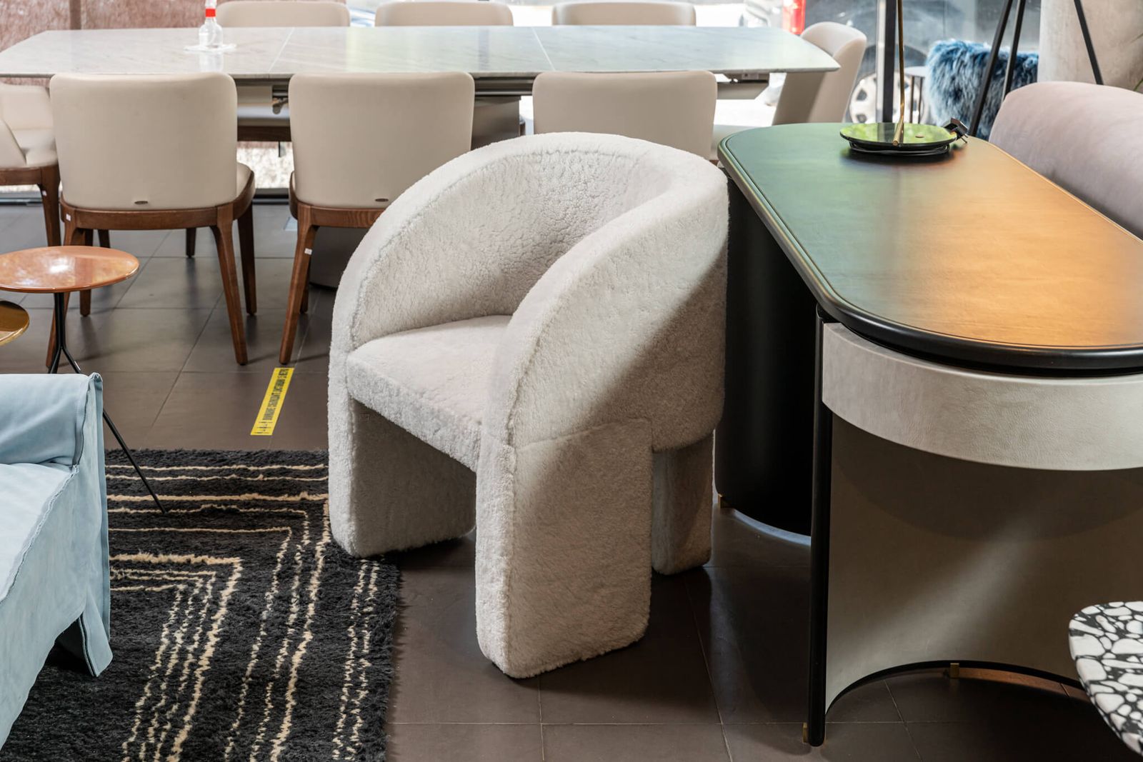 Baxter Кресло Lazy Bones Lounge natural mouton от Baxter — в интерьере