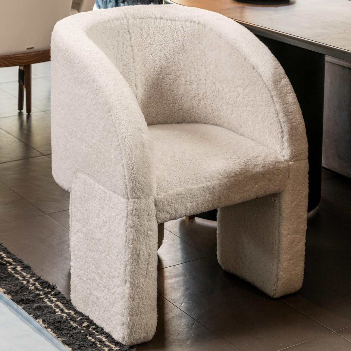 Baxter Кресло Lazy Bones Lounge natural mouton от Baxter — в интерьере