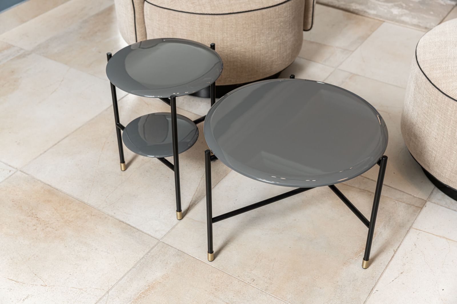 Meridiani Журнальный столик Adrian 50*50*h40 серый лак Elephant от Meridiani — в интерьере