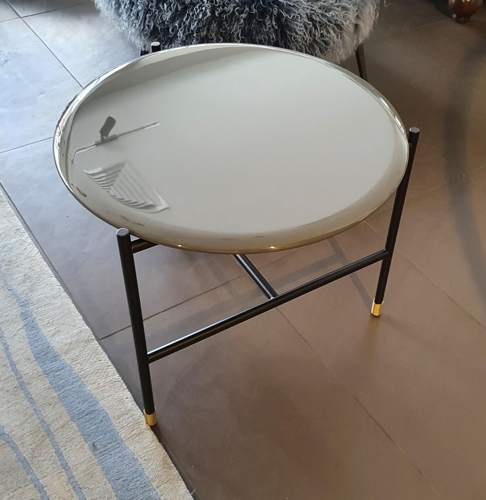 Meridiani Журнальный столик Adrian 50*50*h40 серый лак Elephant от Meridiani — в интерьере