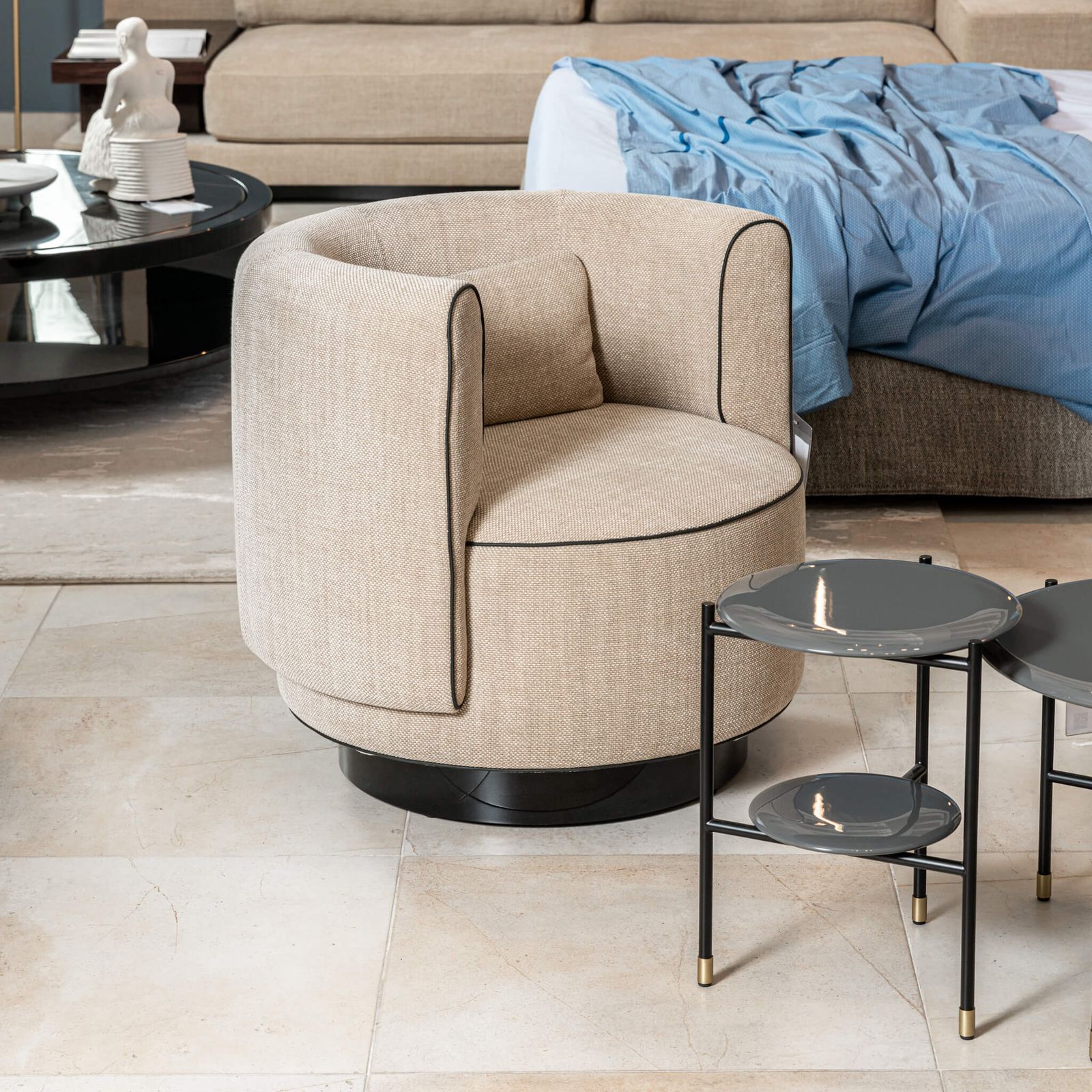 Meridiani Журнальный столик Adrian 50*50*h40 серый лак Elephant от Meridiani — в интерьере