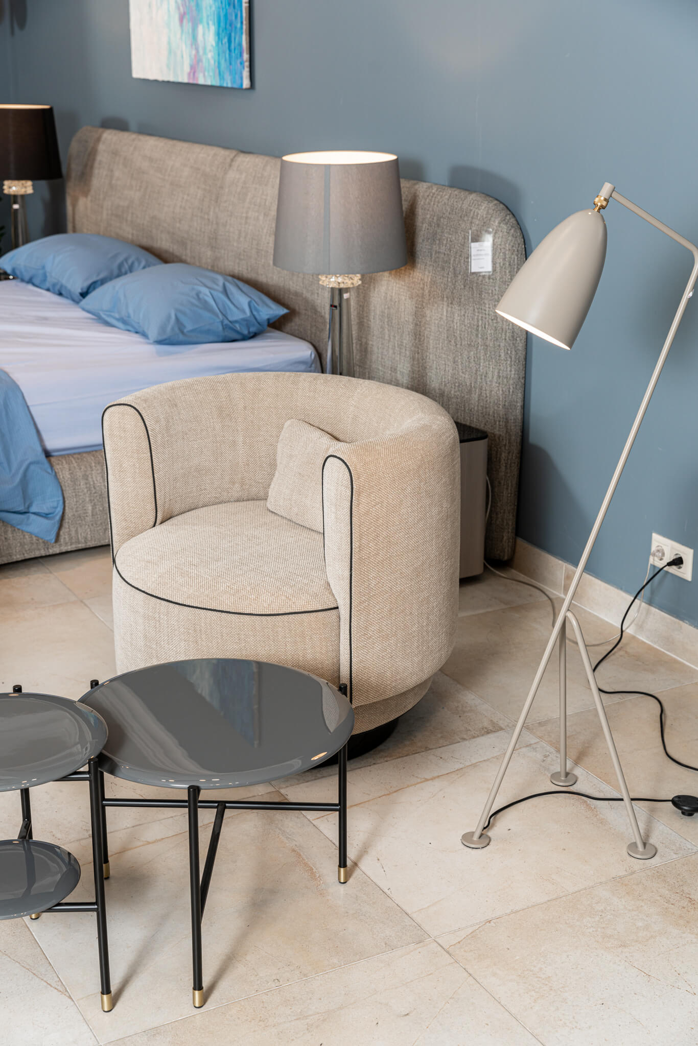 Meridiani Журнальный столик Adrian 50*50*h40 серый лак Elephant от Meridiani — в интерьере