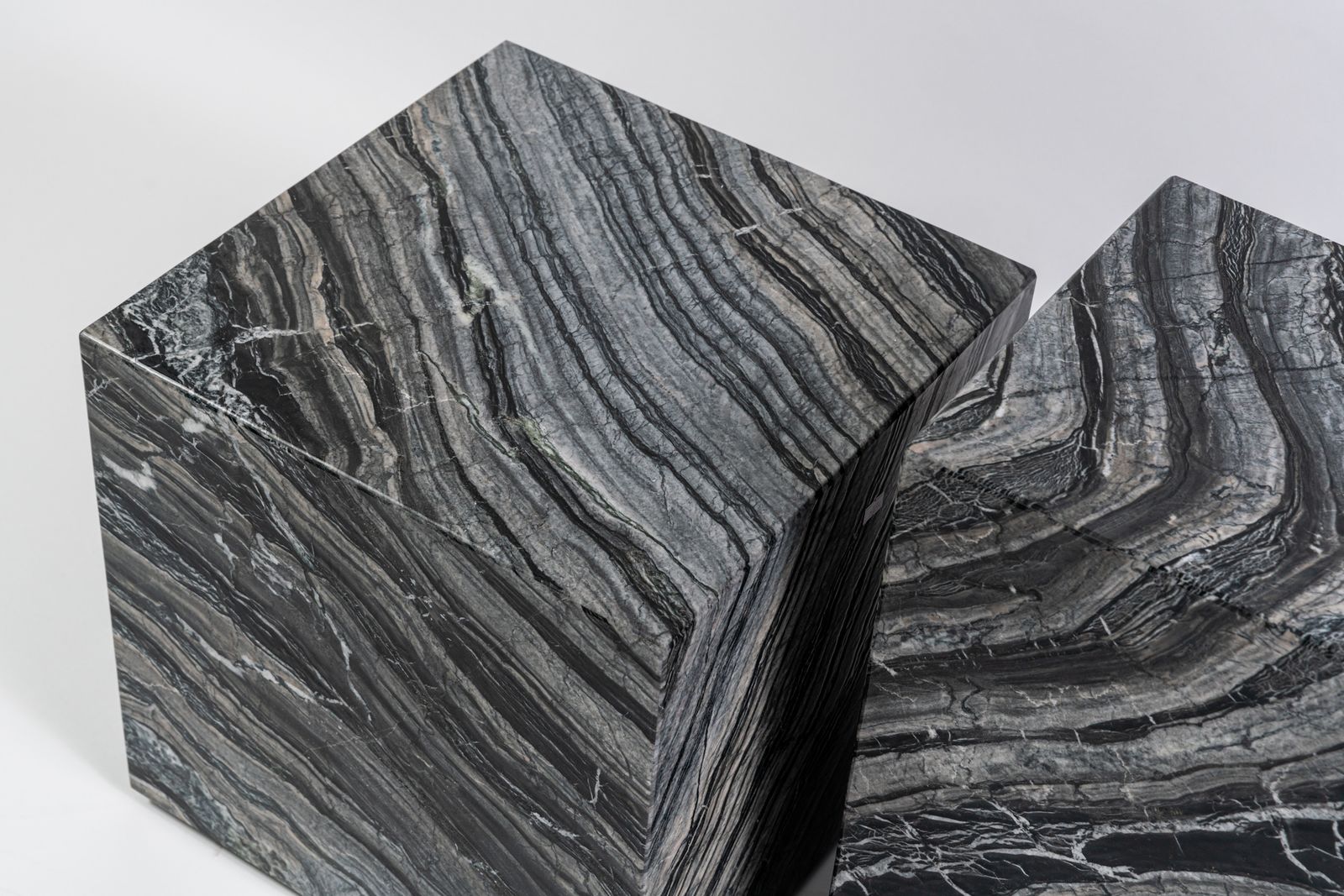 Draenert Столик на колесиках Qbic 1365 silver wave 30*30*50 от Draenert — в интерьере