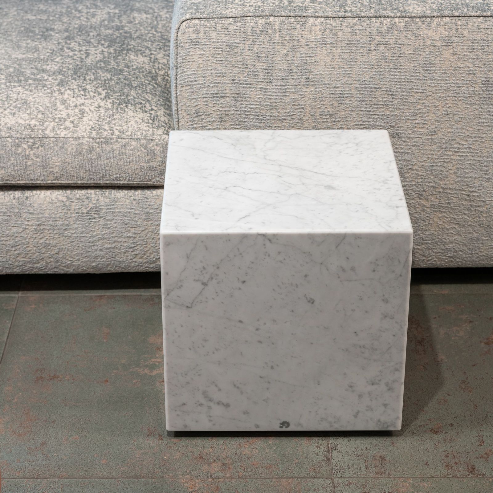 Draenert Столик на колесиках Qbic 1365 stone carrara 40*40*40 от Draenert — в интерьере