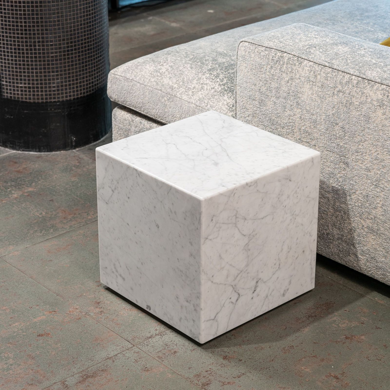 Draenert Столик на колесиках Qbic 1365 stone carrara 40*40*40 от Draenert — в интерьере