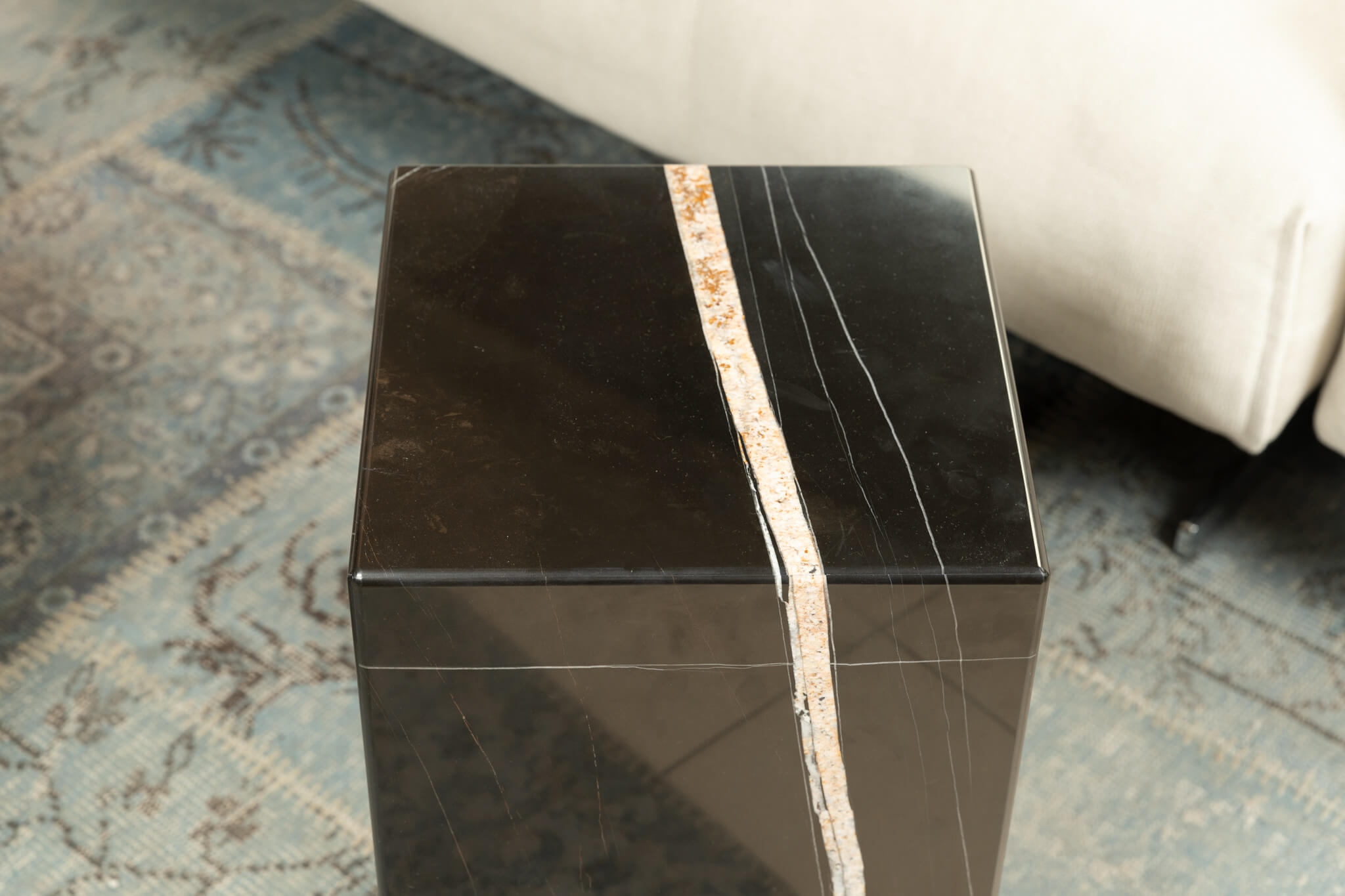 Draenert Столик на колесиках Qbic 1365 stone carrara 40*40*40 от Draenert — в интерьере