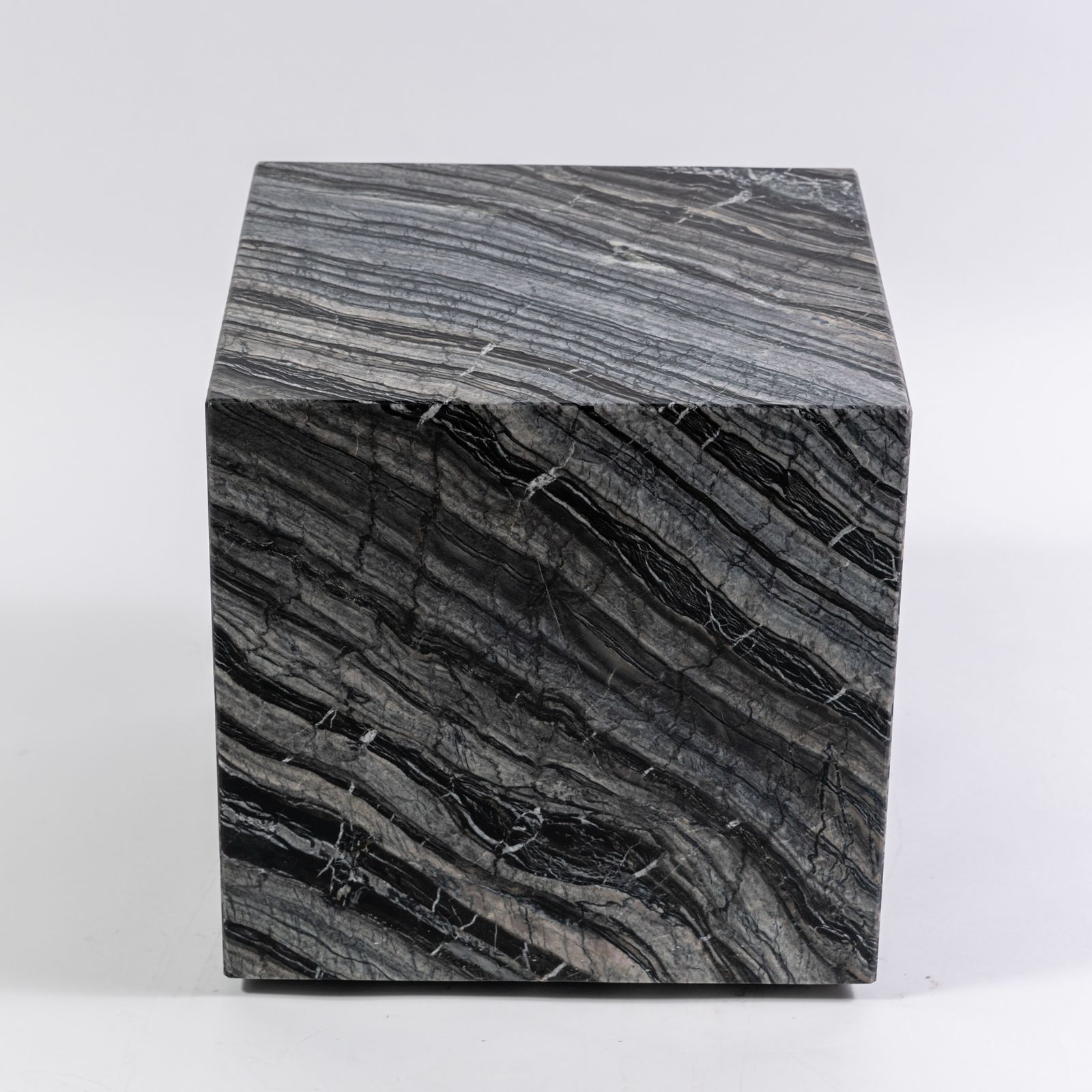 Draenert Столик на колесиках Qbic 1365 silver wave 40*40*40 от Draenert — в интерьере