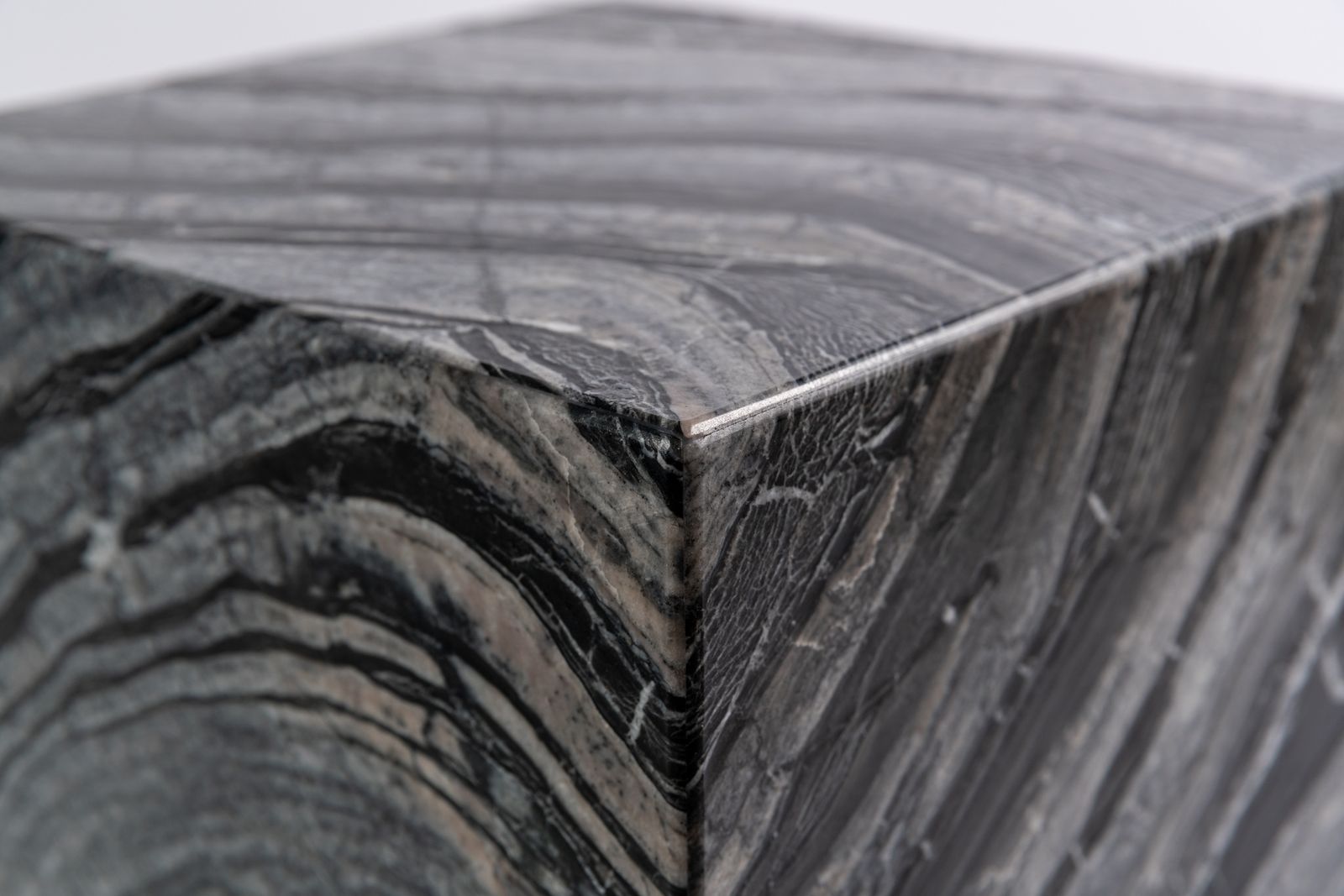 Draenert Столик на колесиках Qbic 1365 silver wave 40*40*40 от Draenert — в интерьере