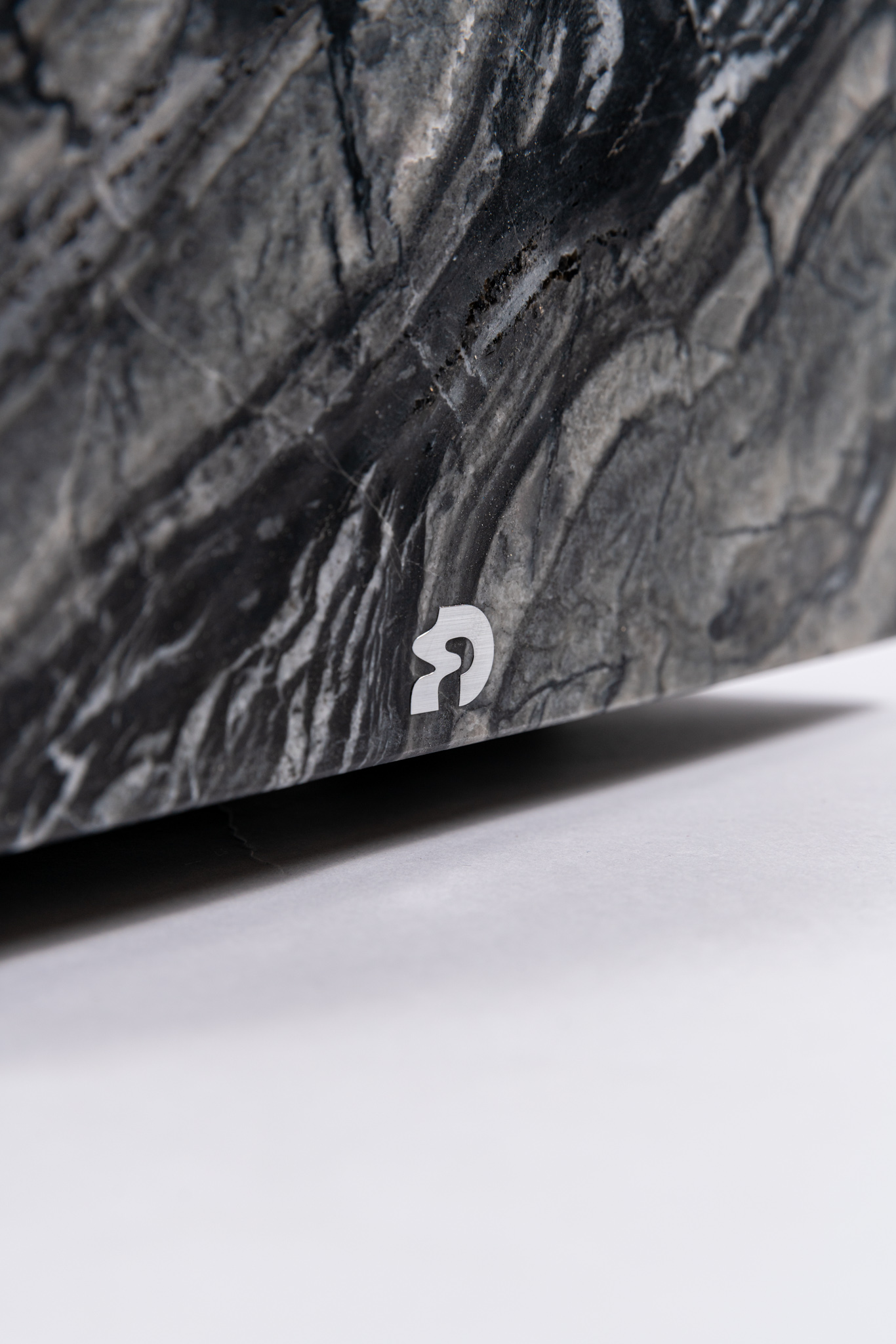Draenert Столик на колесиках Qbic 1365 silver wave 40*40*40 от Draenert — в интерьере