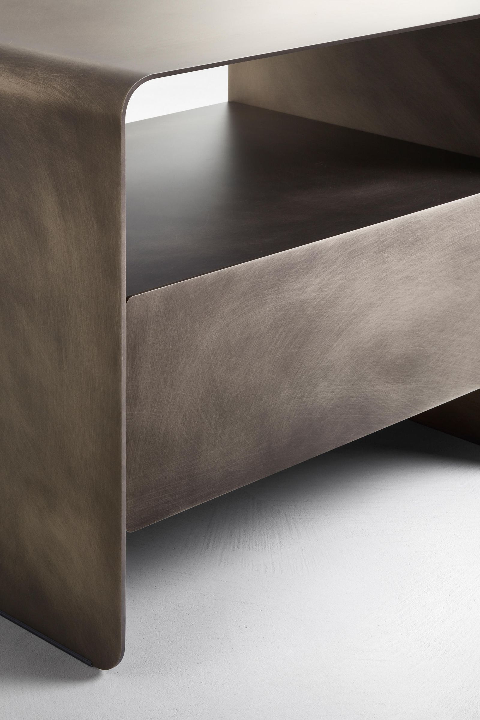 Flou Прикроватная тумбочка Foglio Oxide от Flou — в интерьере