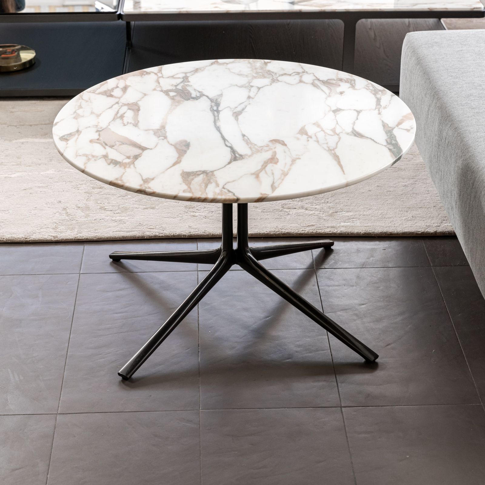 Poliform Журнальный столик Mondrian 80*80*48 от Poliform — в интерьере