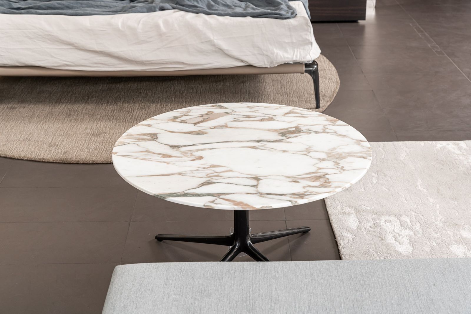 Poliform Журнальный столик Mondrian 80*80*48 от Poliform — в интерьере