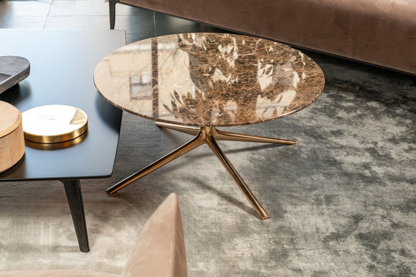 Poliform Журнальный столик Mondrian 80 emperador dark от Poliform — в интерьере
