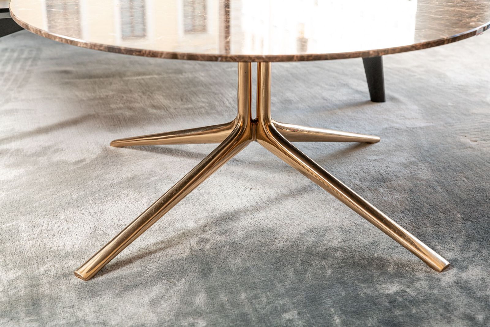 Poliform Журнальный столик Mondrian 80 emperador dark от Poliform — в интерьере