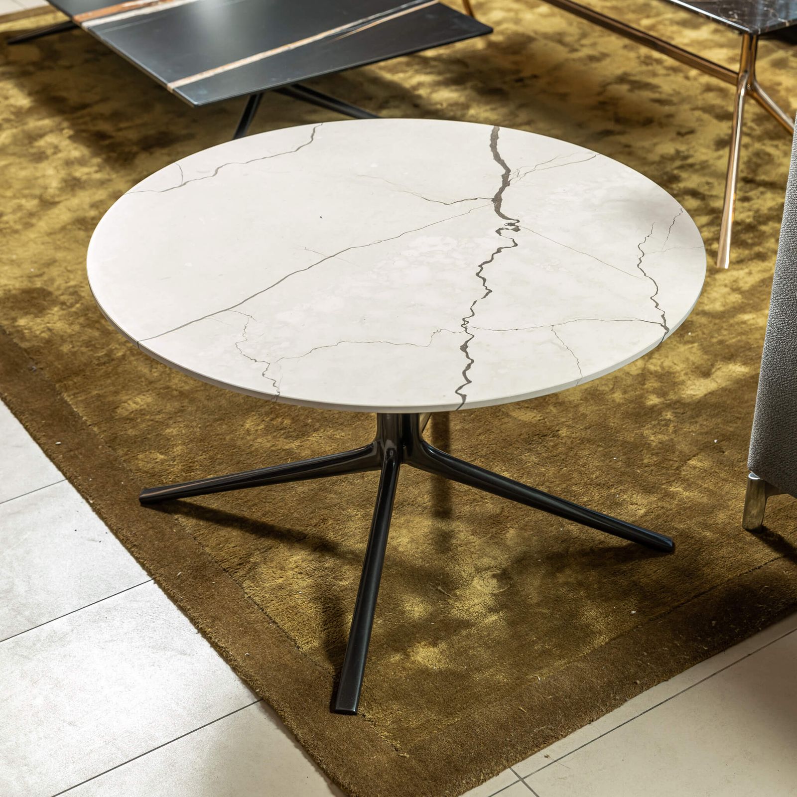 Poliform Журнальный столик Mondrian 80 emperador dark от Poliform — в интерьере