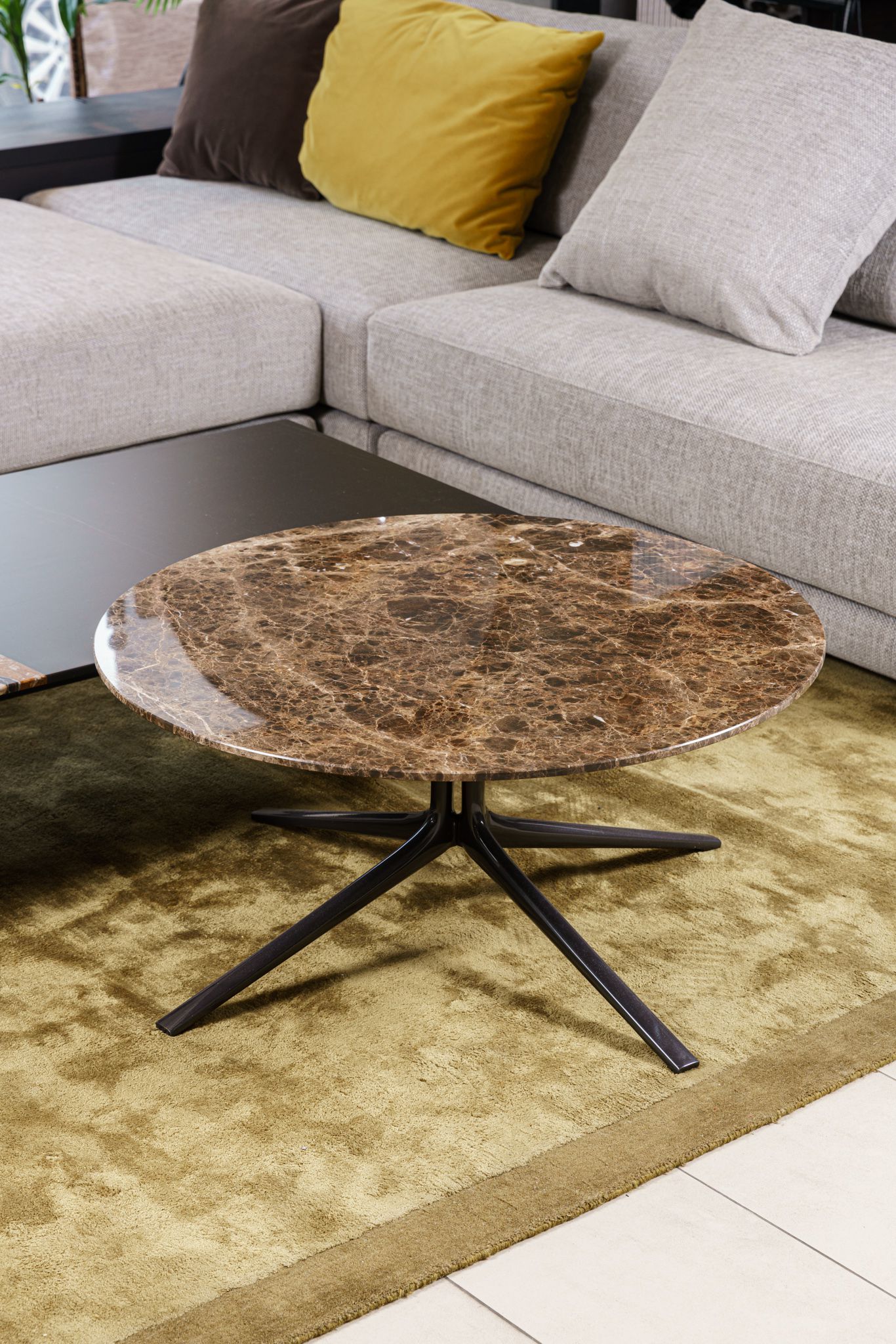 Poliform Журнальный столик Mondrian 80 emperador dark от Poliform — в интерьере