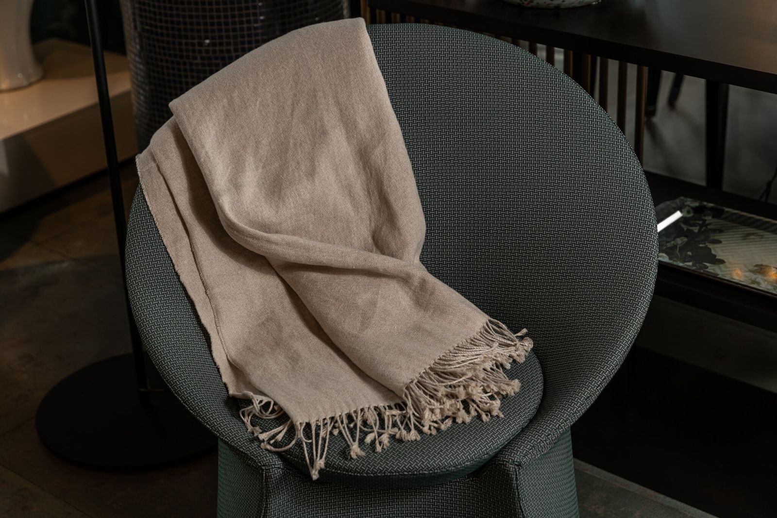 Flou Плед Fleece Powder от Flou — в интерьере