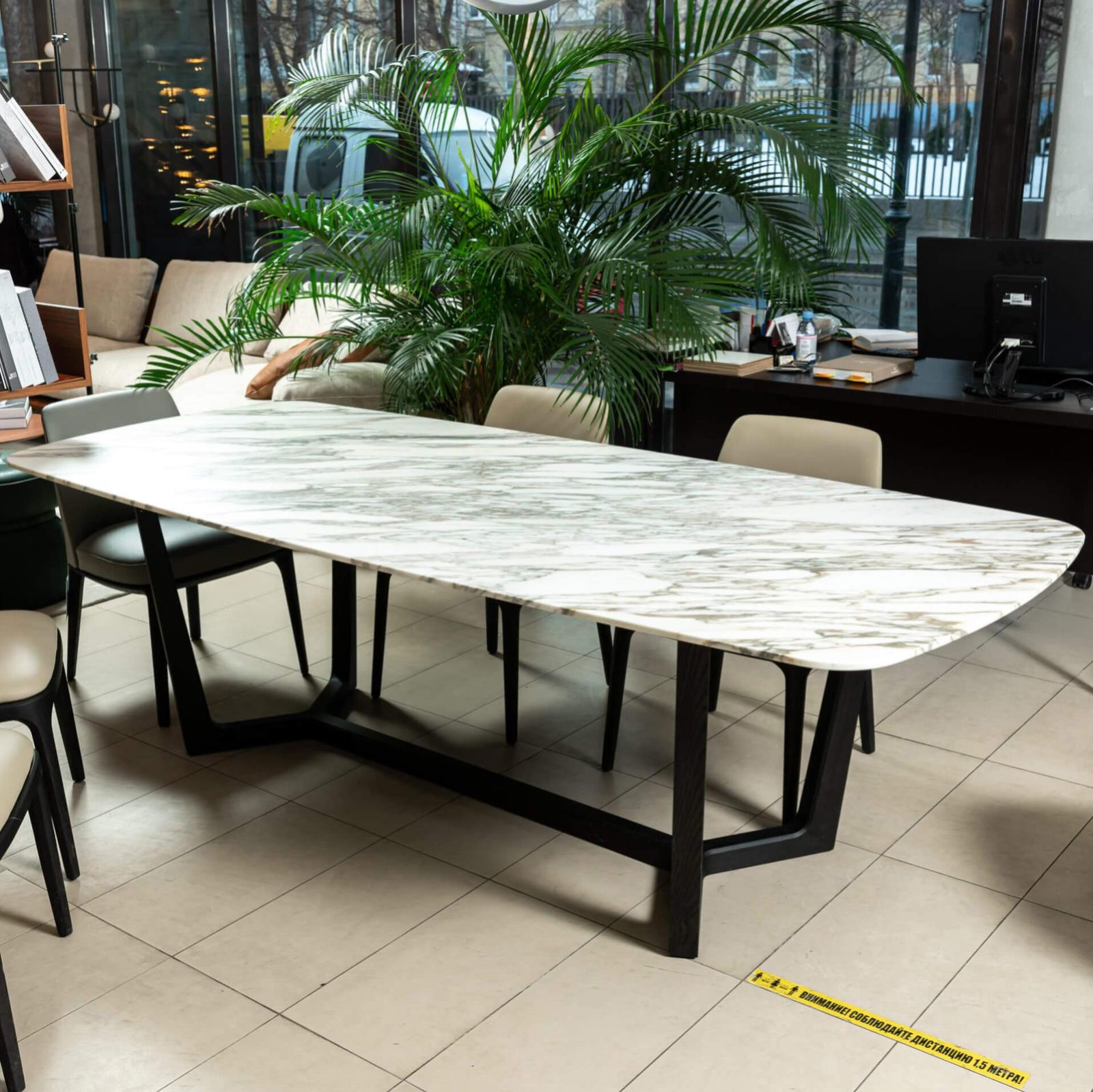 Poliform Стол Concorde calacatta oro levigato/olmo nero 240 от Poliform — в интерьере