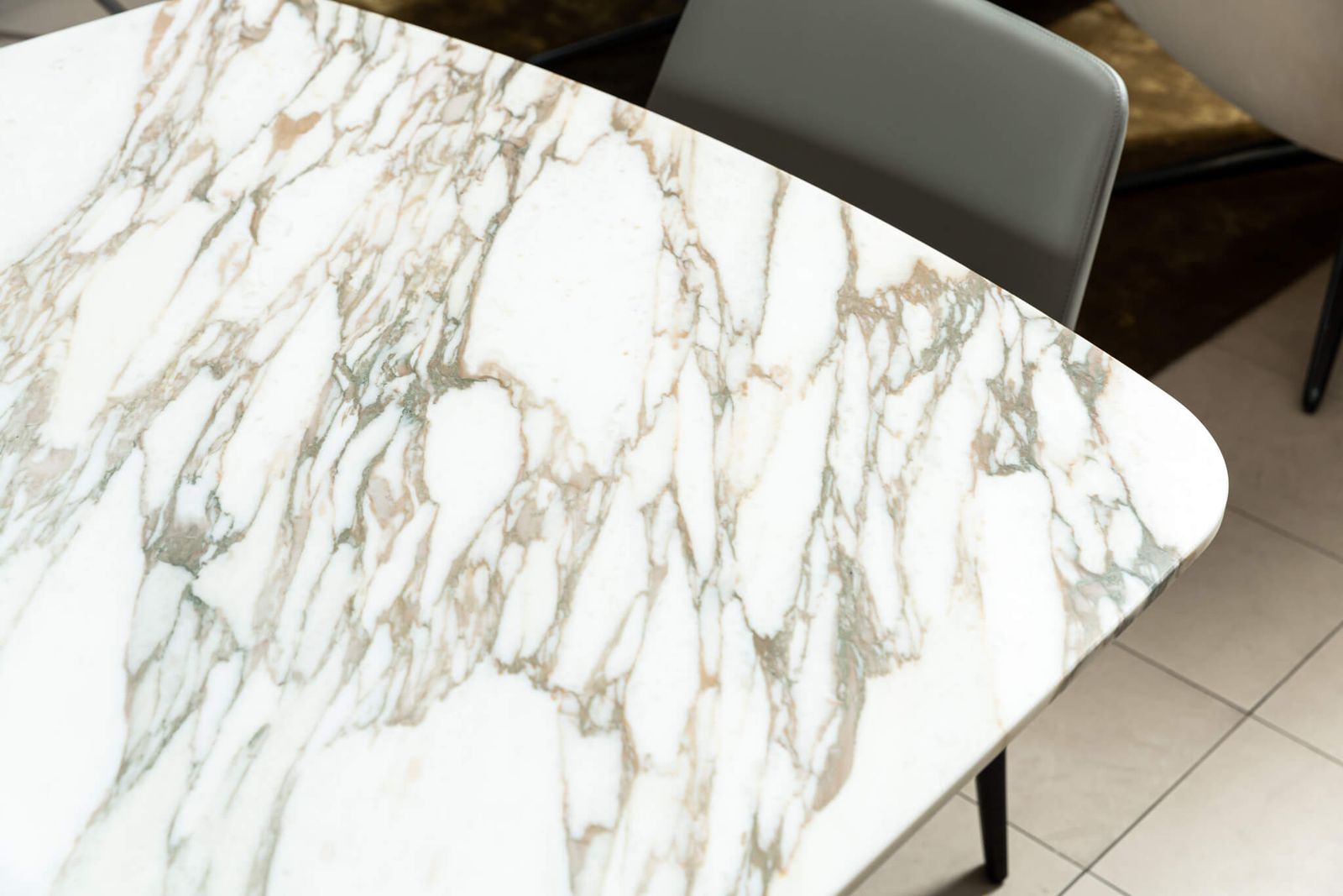 Poliform Стол Concorde calacatta oro levigato/olmo nero 240 от Poliform — в интерьере