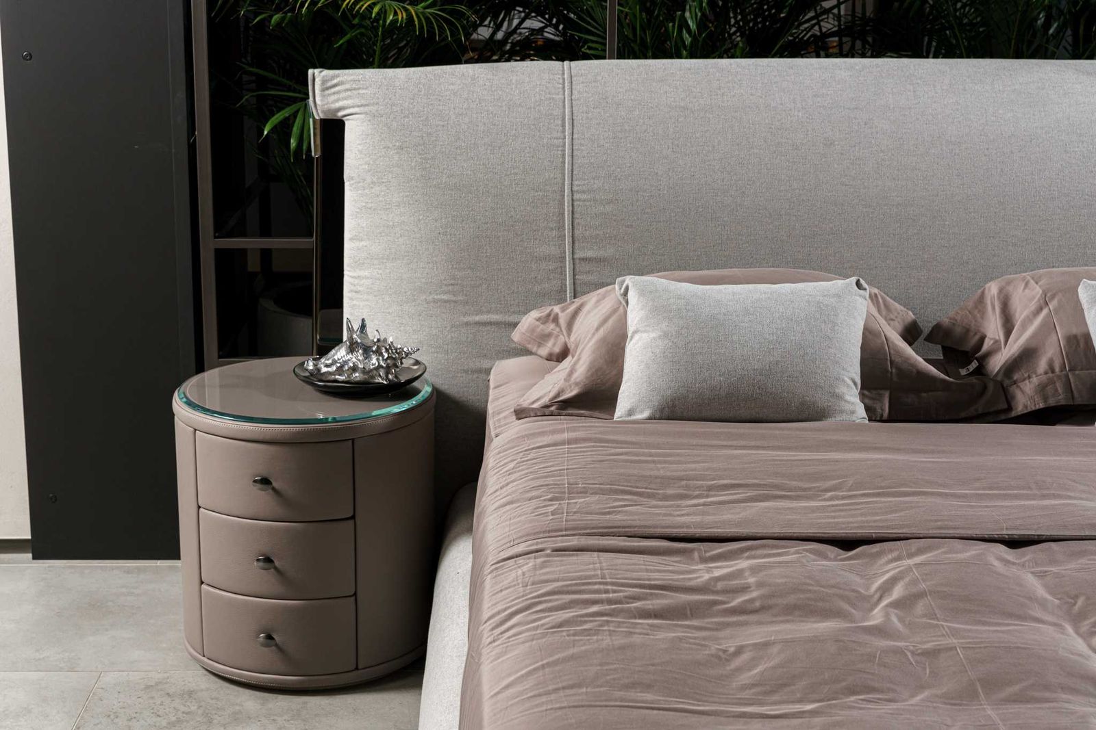 Flou Кровать Amal с основанием Leonardo от Flou — в интерьере