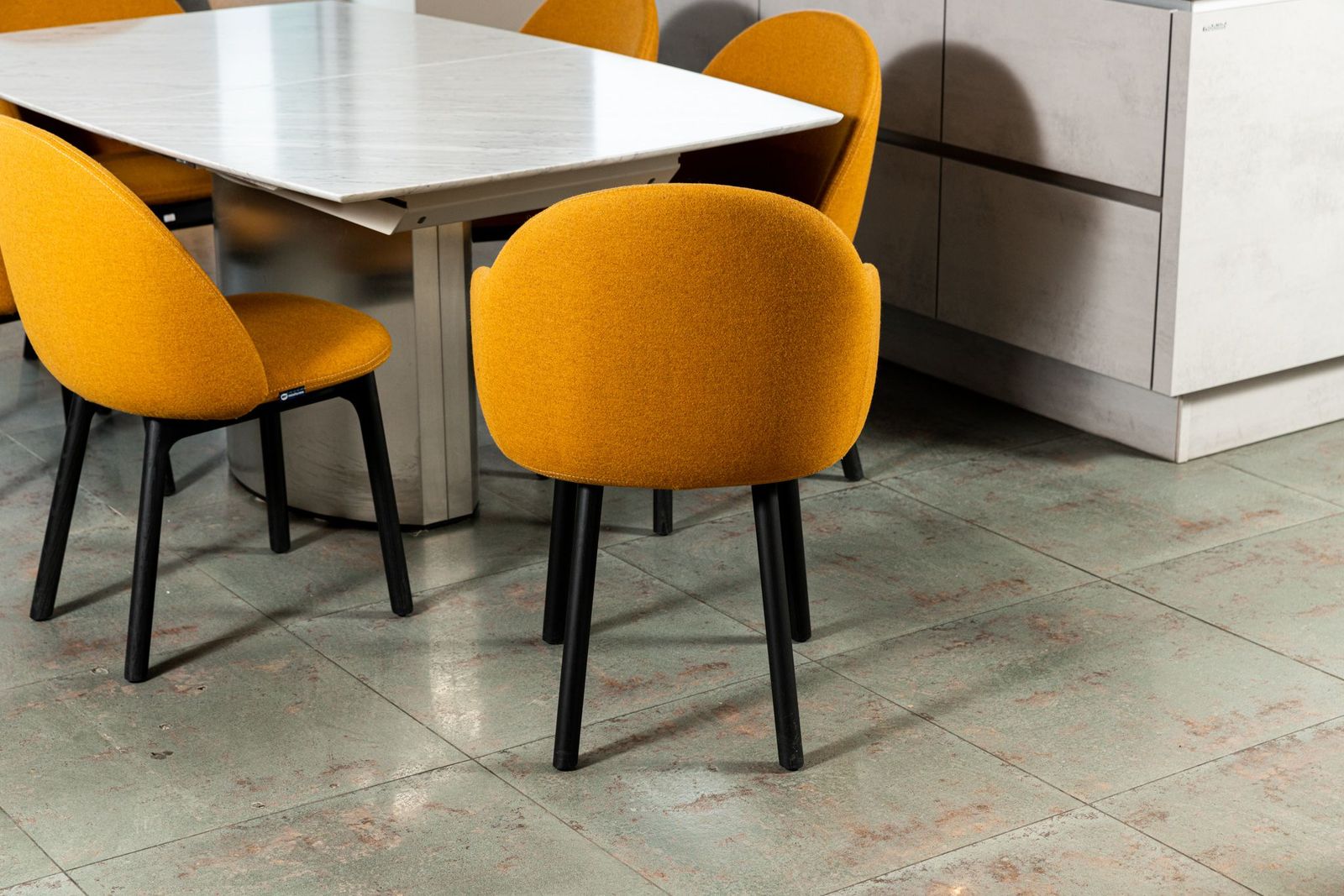 Miniforms Стул Iola with armrest от Miniforms — в интерьере
