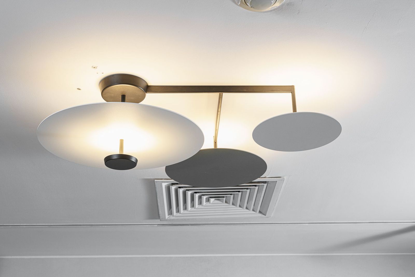 Vibia Потолочный светильник Flat 5905 от Vibia — в интерьере