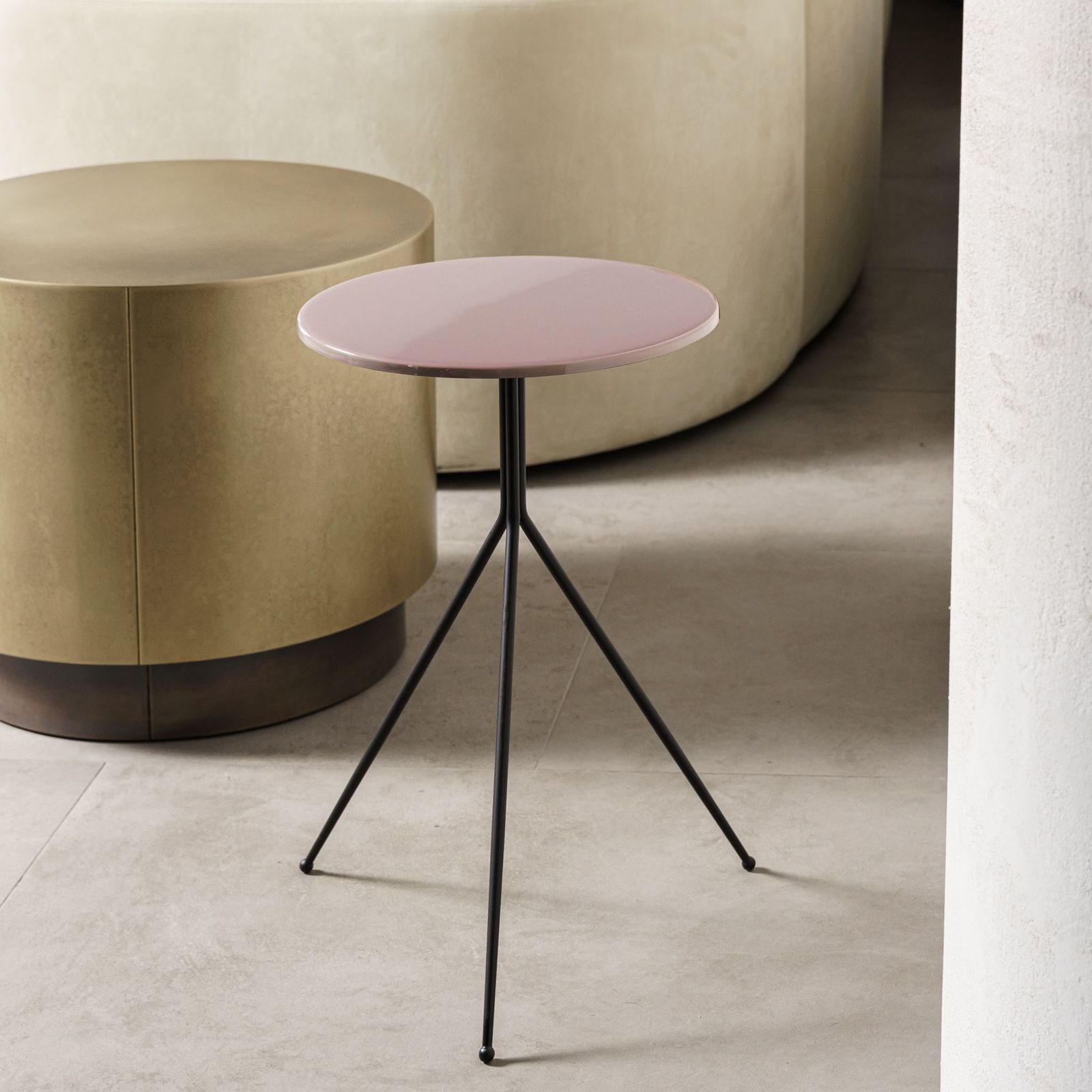 Baxter Журнальный столик Liquid Small Resin Rose d33 от Baxter — в интерьере