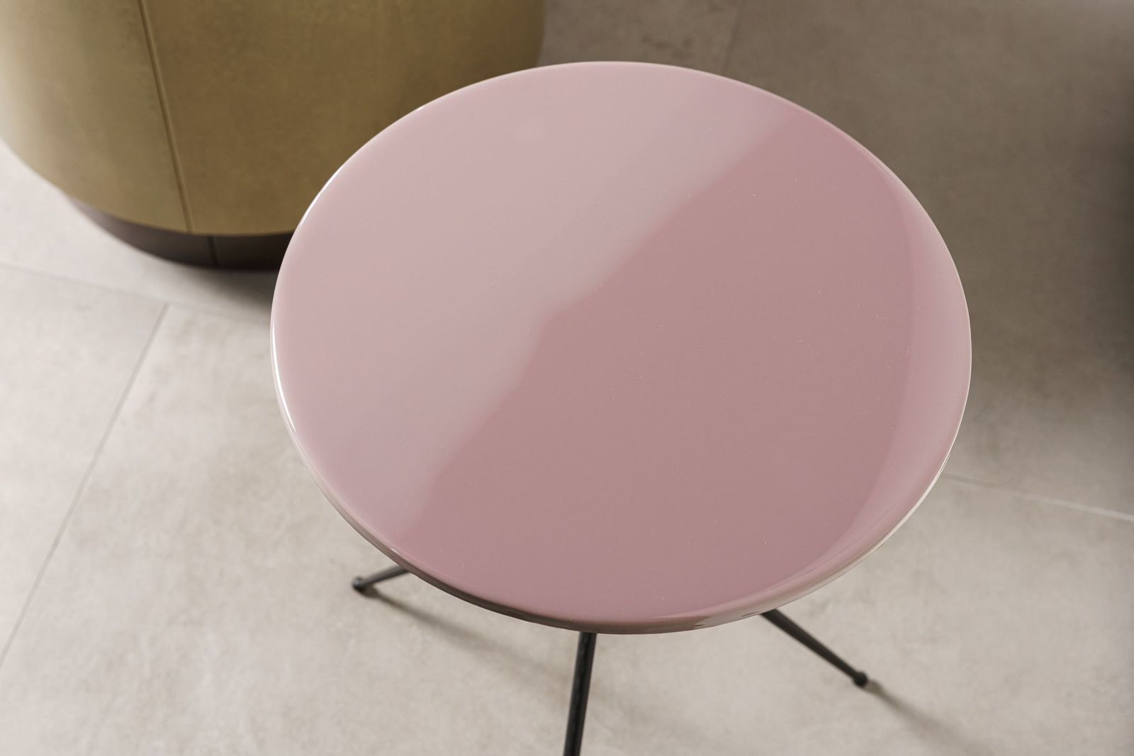 Baxter Журнальный столик Liquid Small Resin Rose d33 от Baxter — в интерьере