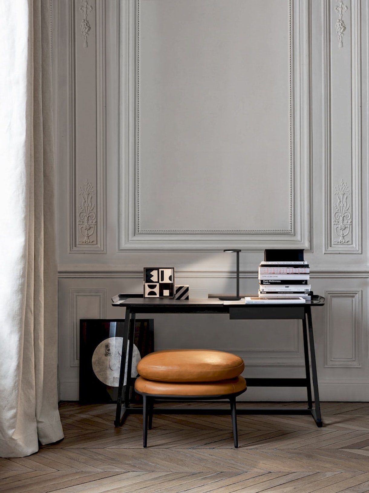 Flos Настольная лампа Oblique Matte Anthracite от Flos — в интерьере