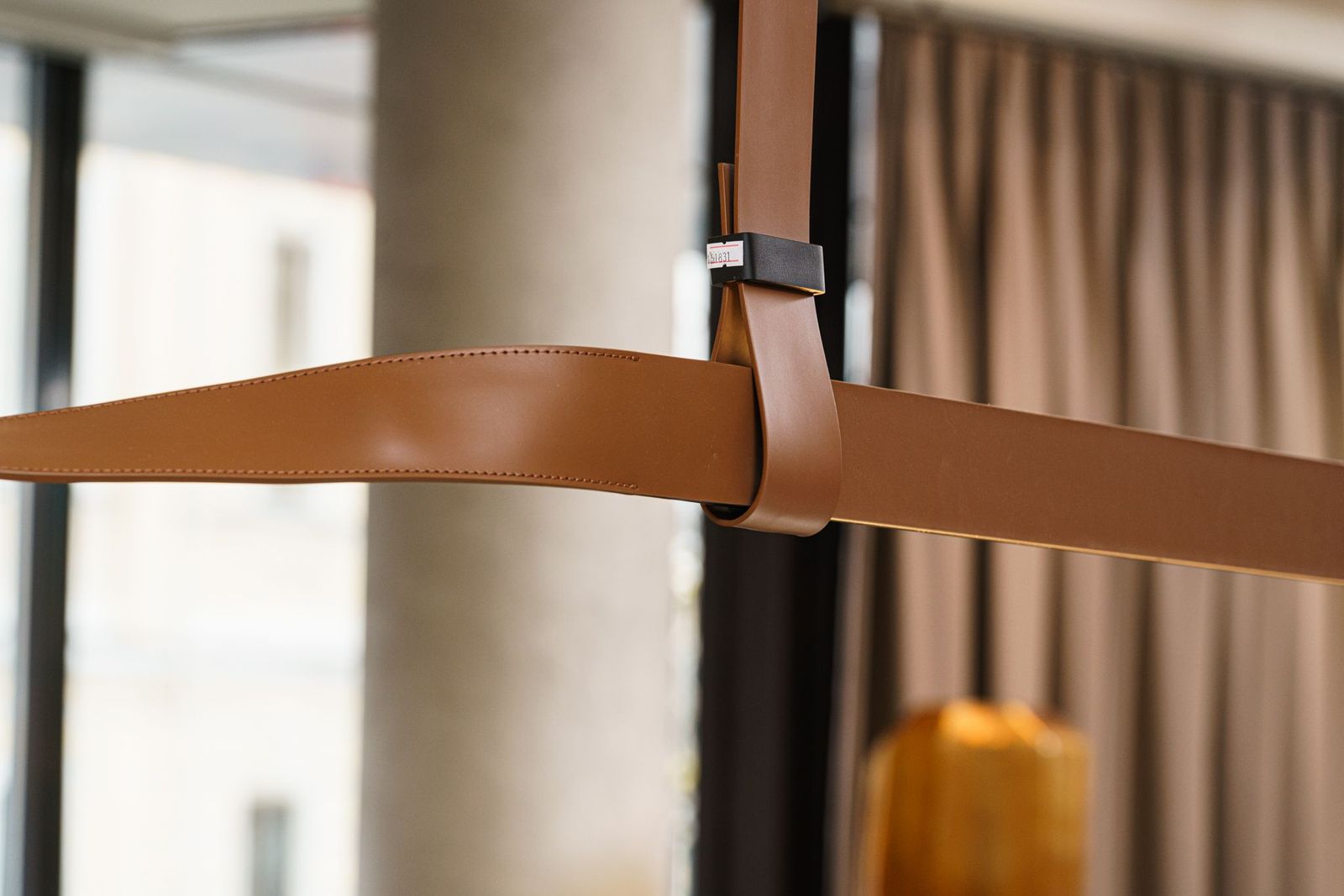 Flos Люстра Kit Belt pelle naturale от Flos — в интерьере