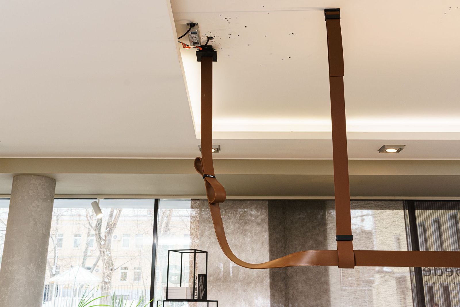 Flos Люстра Kit Belt pelle naturale от Flos — в интерьере