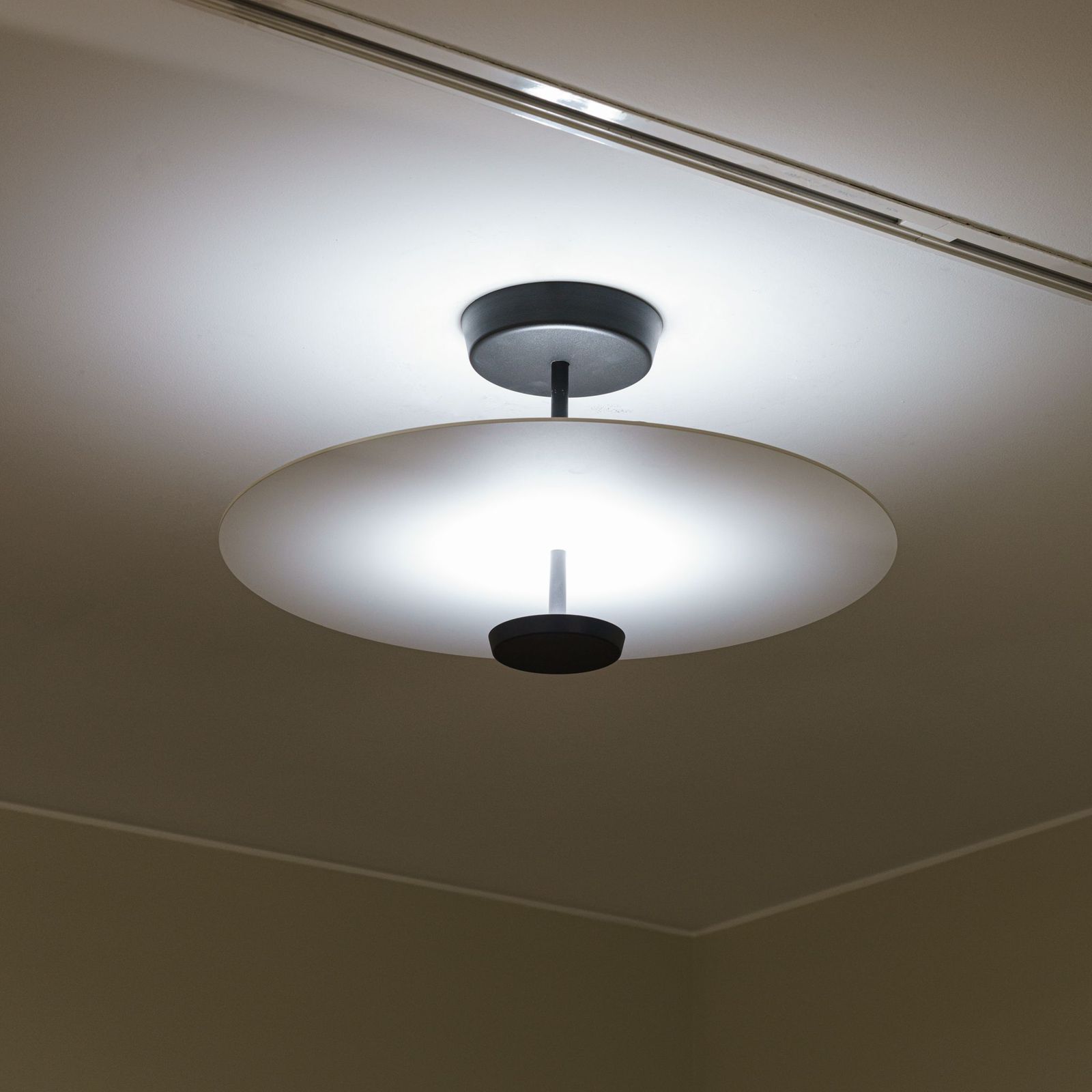 Vibia Потолочный светильник Flat 5915 от Vibia — в интерьере