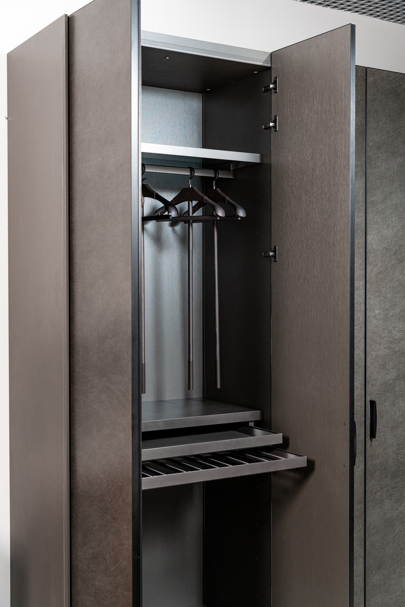 Flou Шкаф Iric 6-ти створчатый от Flou — в интерьере