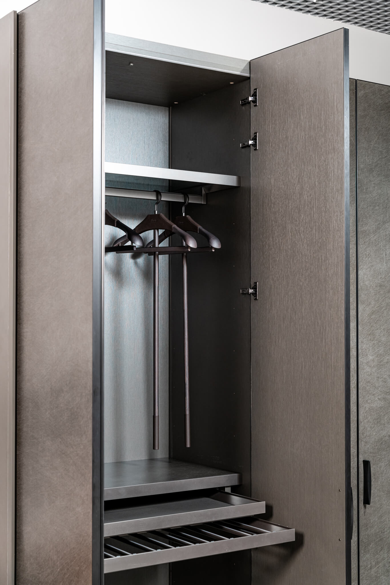 Flou Шкаф Iric 6-ти створчатый от Flou — в интерьере