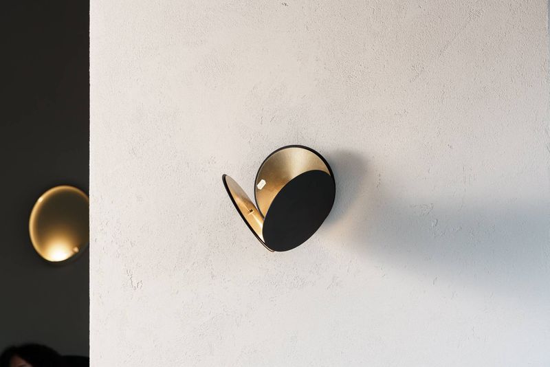 Masiero Бра Timeo A Embossed Black / Burnished Brass от Masiero — в интерьере