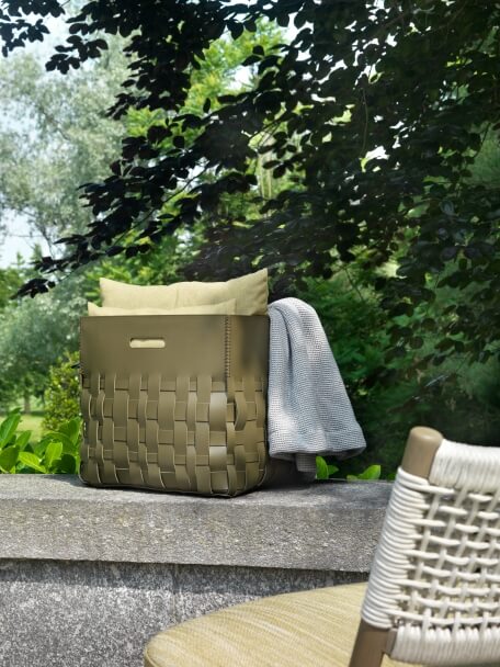 Flexform Уличная кожаная корзина Cesta Outdoor от Flexform — в интерьере