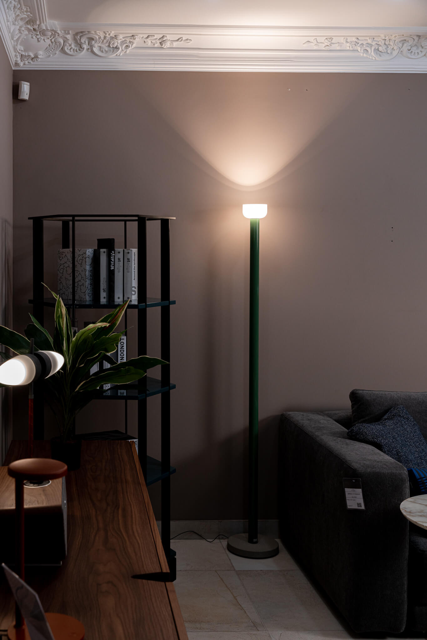 Flos Торшер Bellhop Floor от Flos — в интерьере