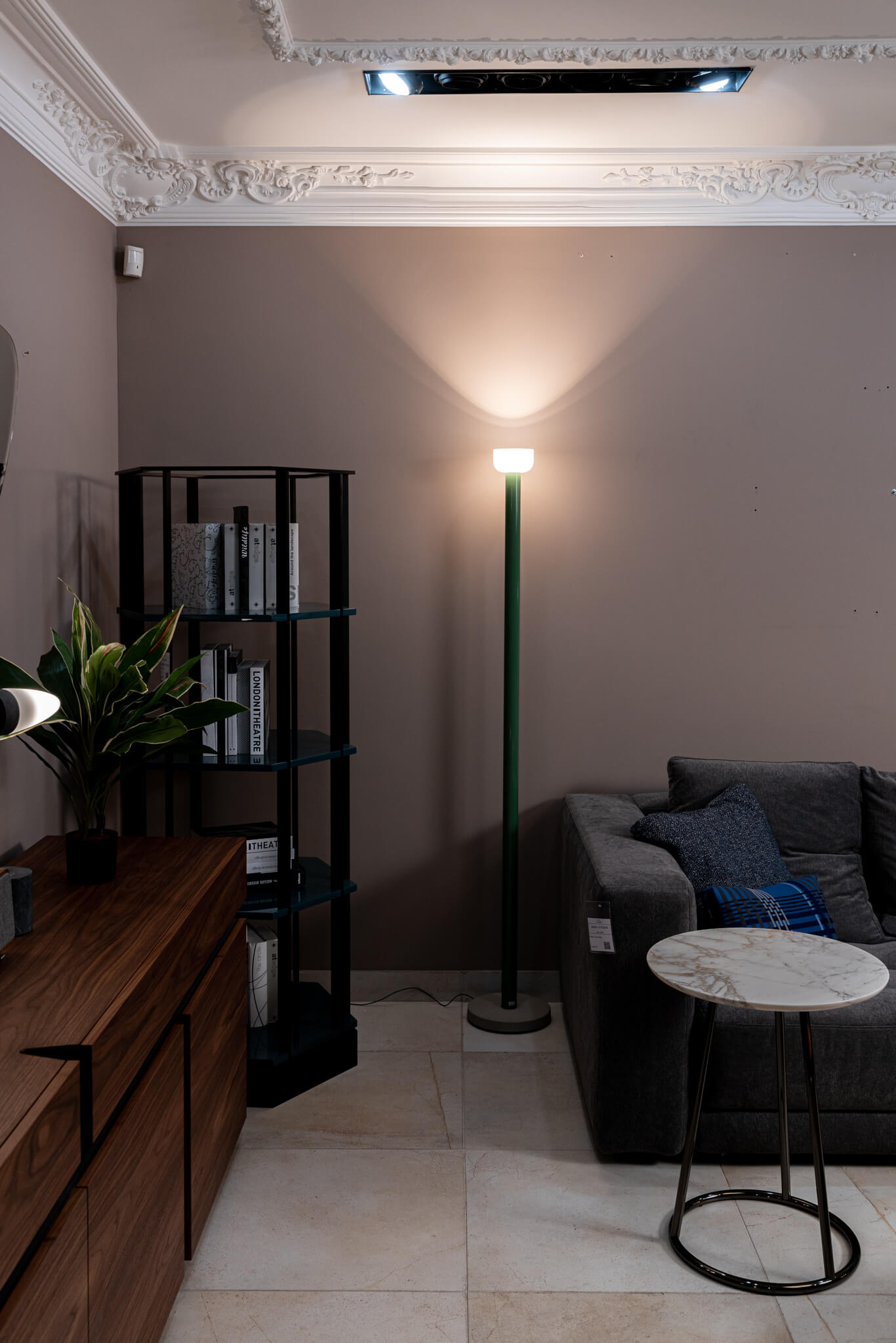 Flos Торшер Bellhop Floor от Flos — в интерьере